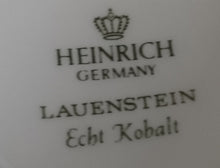 Lade das Bild in den Galerie-Viewer, KAFFEEKANNE MIT DECKEL "Lauenstein" - Porzellan, Echt Kobalt Flora Rosenblumen Blüten Blatt Blätter Striche Linien Relief Motiv Dekor
