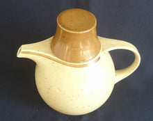 Lade das Bild in den Galerie-Viewer, 20 Teiliges KAFFEESERVICE "Onda Sahara" - Porzellan, Zweifärbiges Gesprenkeltes Linien Dekor, Inglasur, Handbemalt

