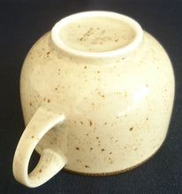 Lade das Bild in den Galerie-Viewer, KAFFEETASSE "Onda Sahara" - Porzellan, Zweifärbiges Gesprenkeltes Linien Dekor, Inglasur, Handbemalt
