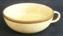 Lade das Bild in den Galerie-Viewer, 2er TEEGEDECK "Onda Sahara" - Porzellan, Zweifärbiges Gesprenkeltes Linien Dekor, Inglasur, Handbemalt
