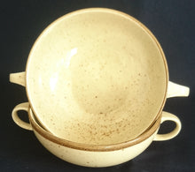 Lade das Bild in den Galerie-Viewer, 2er Set 2er SUPPENTASSEN GEDECKE "Onda Sahara" - Porzellan, Zweifärbiges Gesprenkeltes Linien Dekor, Inglasur, Handbemalt
