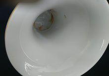 Lade das Bild in den Galerie-Viewer, BLUMENVASE - Porzellan, Flora Blumenblüten Pflanzen Ranken Goldrand Motiv Dekor
