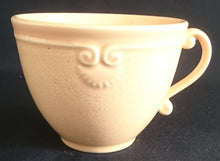 Lade das Bild in den Galerie-Viewer, 3er KAFFEEGEDECK "Genevieve Lethu" - Keramik / Steingut, Rosa Gesprenkeltes Punkte Rand Linien Abstrakt Motiv Dekor
