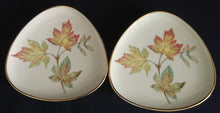 Lade das Bild in den Galerie-Viewer, ABLAGETELLERCHEN "Diadem" - Porzellan, Goldrand Blatt Blätter Herbstlaub Motiv Dekor (BC)
