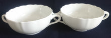 Lade das Bild in den Galerie-Viewer, 2er Set 2er SUPPENTASSEN GEDECKE - Porzellan, Einfärbiges Gastronomisches Relief Motiv Dekor
