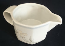 Lade das Bild in den Galerie-Viewer, 2er Set MILCHKAKAO GETRÄNKEKÄNNCHEN &amp; MILCHKÄNNCHEN "Hotel" - Porzellan, Flora Blumenblüten Pflanzen Blatt Blätter Dekorrand Motiv
