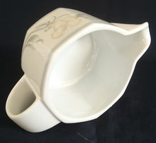 Lade das Bild in den Galerie-Viewer, 2er Set MILCHKAKAO GETRÄNKEKÄNNCHEN &amp; MILCHKÄNNCHEN "Hotel" - Porzellan, Flora Blumenblüten Pflanzen Blatt Blätter Dekorrand Motiv
