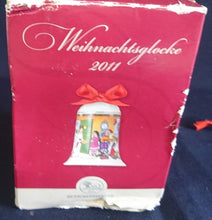 Lade das Bild in den Galerie-Viewer, SAMMEL- WEIHNACHTSGLOCKE &quot;2011&quot; - Porzellan, Weihnachtsfamilienfest Geschenke Luciafest Motiv Dekor (nBC)
