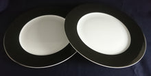 Lade das Bild in den Galerie-Viewer, 2er Set PLATZTELLER - Porzellan, Breiter Dunkelblauer Rand Motiv Dekor
