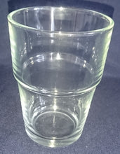 Lade das Bild in den Galerie-Viewer, GETRÄNKEGLAS - Hartglas, Mittiger Relief Halte Knick Form Motiv Dekor
