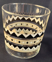 Lade das Bild in den Galerie-Viewer, Klares Hartglas Trinkglas von IKEA SWEDEN mit geometrischem Design, gezackten Linien, Punkten und Karo-Motiv, schwarz und grau.
