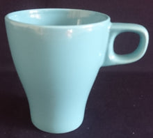 Lade das Bild in den Galerie-Viewer, KAFFEETASSE - Keramik / Steingut, Einfärbige Moderne Form Motiv
