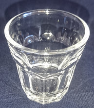 Lade das Bild in den Galerie-Viewer, SHOT~ SCHNAPS~ GETRÄNKEGLAS - Hartglas, Säulenartiges Relief Motiv Dekor
