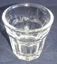 Lade das Bild in den Galerie-Viewer, SHOT~ SCHNAPS~ GETRÄNKEGLAS - Hartglas, Säulenartiges Relief Motiv Dekor
