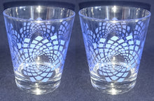 Lade das Bild in den Galerie-Viewer, 2er Set WHISKEY~ WHISKY~ GETRÄNKEGLÄSER - Hartglas, Blaue &amp; Weiße Spirale Wirbel Quadrat Viereck Karo Motiv Dekor
