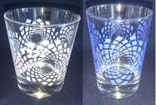 Lade das Bild in den Galerie-Viewer, 2er Set WHISKEY~ WHISKY~ GETRÄNKEGLÄSER - Hartglas, Blaue &amp; Weiße Spirale Wirbel Quadrat Viereck Karo Motiv Dekor
