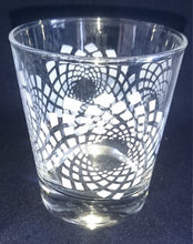 Lade das Bild in den Galerie-Viewer, WHISKEY~ WHISKY~ GETRÄNKEGLAS - Hartglas, Weiße Spirale Wirbel Quadrat Viereck Karo Motiv Dekor
