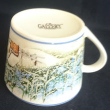 Lade das Bild in den Galerie-Viewer, KAFFEETASSE &quot;Gallery&quot; - Porzellan, Wald Baum Bäume Schneemann Zaun Holz Haus Futterkrippe Motiv Dekor (BC)
