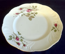 Lade das Bild in den Galerie-Viewer, 2er Set DESSERTTELLER "Rose Mousse" - Porzellan, Flora Rosenblumen Bouquet Pflanzen Relief Goldrand Motiv Dekor
