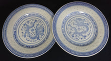 Lade das Bild in den Galerie-Viewer, 2er Set DESSERTTELLER - Porzellan, Chinesisches Abstraktes Rand Linien Drachen Punkte Relief Motiv Dekor
