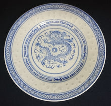 Lade das Bild in den Galerie-Viewer, 2er Set DESSERTTELLER - Porzellan, Chinesisches Abstraktes Rand Linien Drachen Punkte Relief Motiv Dekor
