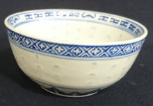 Lade das Bild in den Galerie-Viewer, 3er SUPPENTASSEN GEDECK - Porzellan, Chinesisches Abstraktes Rand Linien Drachen Punkte Relief Motiv Dekor
