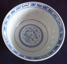 Lade das Bild in den Galerie-Viewer, 3er SUPPENTASSEN GEDECK - Porzellan, Chinesisches Abstraktes Rand Linien Drachen Punkte Relief Motiv Dekor
