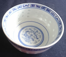 Lade das Bild in den Galerie-Viewer, 3er SUPPENTASSEN GEDECK - Porzellan, Chinesisches Abstraktes Rand Linien Drachen Punkte Relief Motiv Dekor
