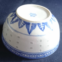 Lade das Bild in den Galerie-Viewer, 4er SUPPENTASSEN GEDECK - Porzellan, Chinesisches Abstraktes Rand Linien Drachen Punkte Relief Motiv Dekor
