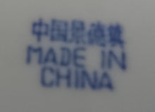 Lade das Bild in den Galerie-Viewer, 4er SUPPENTASSEN GEDECK - Porzellan, Chinesisches Abstraktes Rand Linien Drachen Punkte Relief Motiv Dekor
