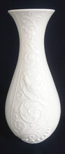 Lade das Bild in den Galerie-Viewer, BLUMENVASE - Porzellan, Abstrakt Flora Pflanzen Ranken Relief Motiv Dekor
