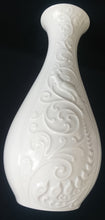 Lade das Bild in den Galerie-Viewer, BLUMENVASE - Porzellan, Abstrakt Flora Pflanzen Ranken Relief Motiv Dekor
