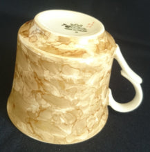 Lade das Bild in den Galerie-Viewer, KAFFEETASSE - Porzellan, Goldrand Perlmut Abstrakt Batik Motiv Dekor
