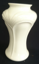 Lade das Bild in den Galerie-Viewer, BLUMENVASE - Porzellan, Säulen Bogen Linien Relief Motiv Dekor, Handarbeit
