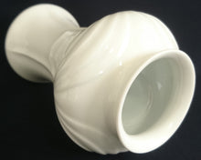 Lade das Bild in den Galerie-Viewer, BLUMENVASE - Porzellan, Säulen Bogen Linien Relief Motiv Dekor, Handarbeit
