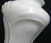 Lade das Bild in den Galerie-Viewer, BLUMENVASE - Porzellan, Säulen Bogen Linien Relief Motiv Dekor, Handarbeit
