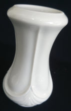 Lade das Bild in den Galerie-Viewer, BLUMENVASE - Porzellan, Säulen Bogen Linien Relief Motiv Dekor, Handarbeit

