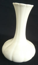 Lade das Bild in den Galerie-Viewer, BLUMENVASE - Porzellan, Senkrechte Linien Streifen Relief Motiv Dekor
