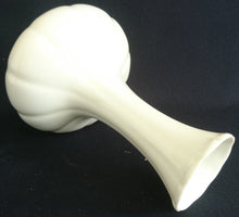 Lade das Bild in den Galerie-Viewer, BLUMENVASE - Porzellan, Senkrechte Linien Streifen Relief Motiv Dekor
