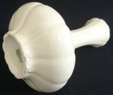 Lade das Bild in den Galerie-Viewer, BLUMENVASE - Porzellan, Senkrechte Linien Streifen Relief Motiv Dekor
