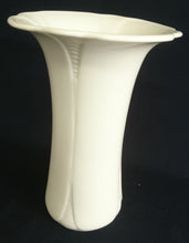 Lade das Bild in den Galerie-Viewer, BLUMENVASE - Porzellan, Senkrecht Linien Waagerecht Wellen Relief Motiv Dekor, Handarbeit

