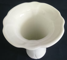 Lade das Bild in den Galerie-Viewer, BLUMENVASE - Porzellan, Senkrecht Linien Waagerecht Wellen Relief Motiv Dekor, Handarbeit
