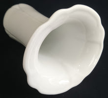 Lade das Bild in den Galerie-Viewer, BLUMENVASE - Porzellan, Senkrecht Linien Waagerecht Wellen Relief Motiv Dekor, Handarbeit
