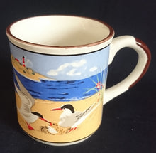 Lade das Bild in den Galerie-Viewer, KAFFEETASSE - Keramik / Steingut, Fauna Möwen Strand Meer Leuchtturm Motiv Dekor
