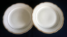 Lade das Bild in den Galerie-Viewer, 2er Set DESSERTTELLER - Porzellan, Goldrand Außen Innen Gewölbter Relief Außen Motiv Dekor
