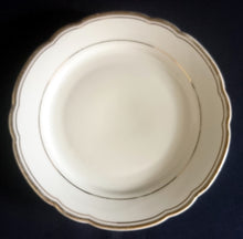 Lade das Bild in den Galerie-Viewer, 2er Set DESSERTTELLER - Porzellan, Goldrand Außen Innen Gewölbter Relief Außen Motiv Dekor
