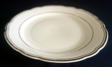 Lade das Bild in den Galerie-Viewer, 2er Set DESSERTTELLER - Porzellan, Goldrand Außen Innen Gewölbter Relief Außen Motiv Dekor
