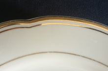 Lade das Bild in den Galerie-Viewer, 2er Set DESSERTTELLER - Porzellan, Goldrand Außen Innen Gewölbter Relief Außen Motiv Dekor
