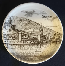 Lade das Bild in den Galerie-Viewer, SAMMELTELLERCHEN UNTERSETZER - Porzellan, Stadt Bingen Gebäude Haus Häuser Kirche Burg Aufschrift Motiv Dekor (BC)
