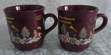 Lade das Bild in den Galerie-Viewer, 2er Set GLÜHWEINTASSEN - Keramik / Steingut, Stadt Frankfurt Weihnachtsmarkt Goethe Jahr Aufschrift Engel Menschen Leute Geschenke Motiv Dekor
